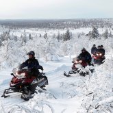 Besuch der Rentiere per Schneemobil von Kakslauttanen