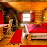 Kleines Schlafzimmer in der Holzhütte im East Village in Kakslauttanen.
